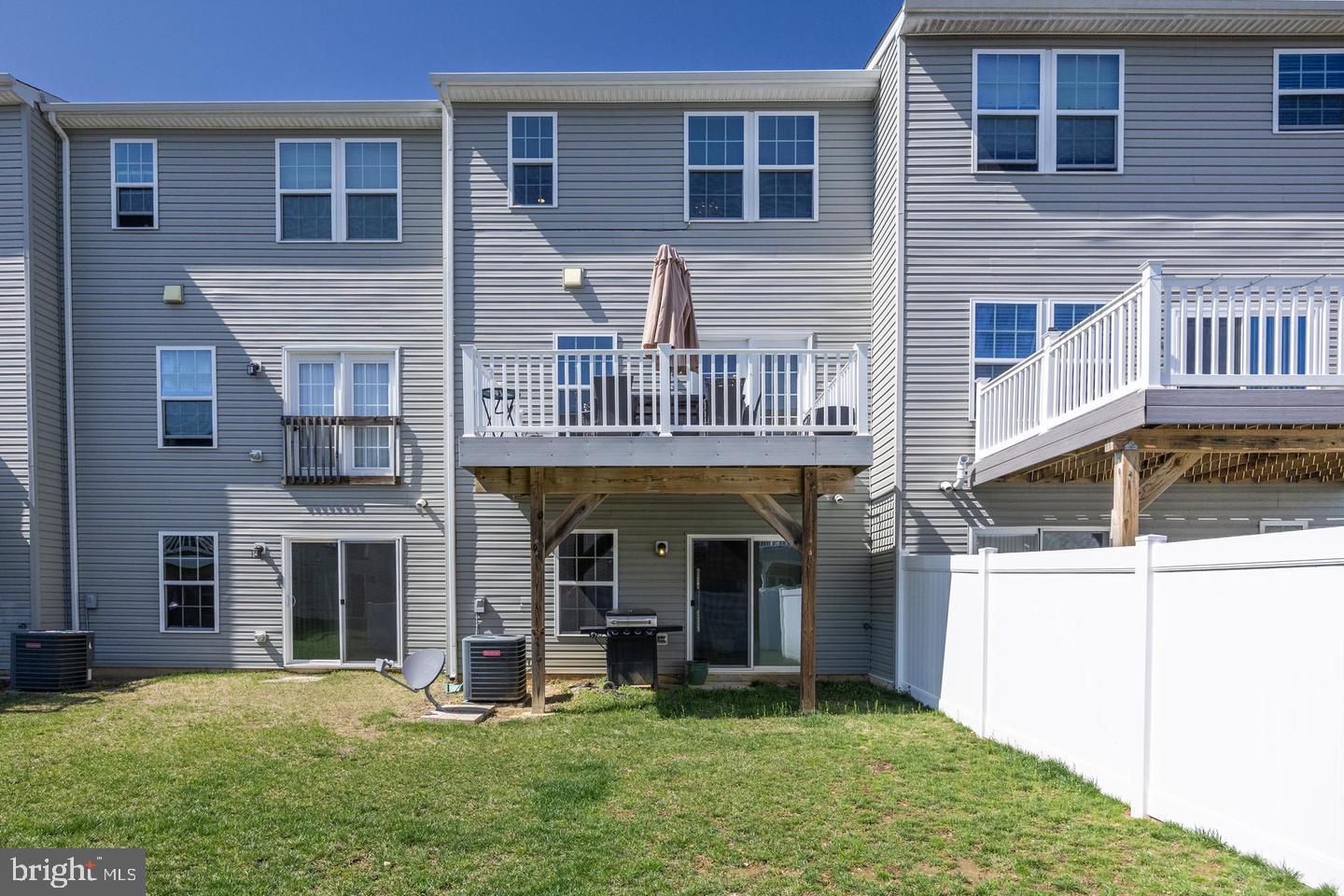 71 VILLAGE GREEN LN