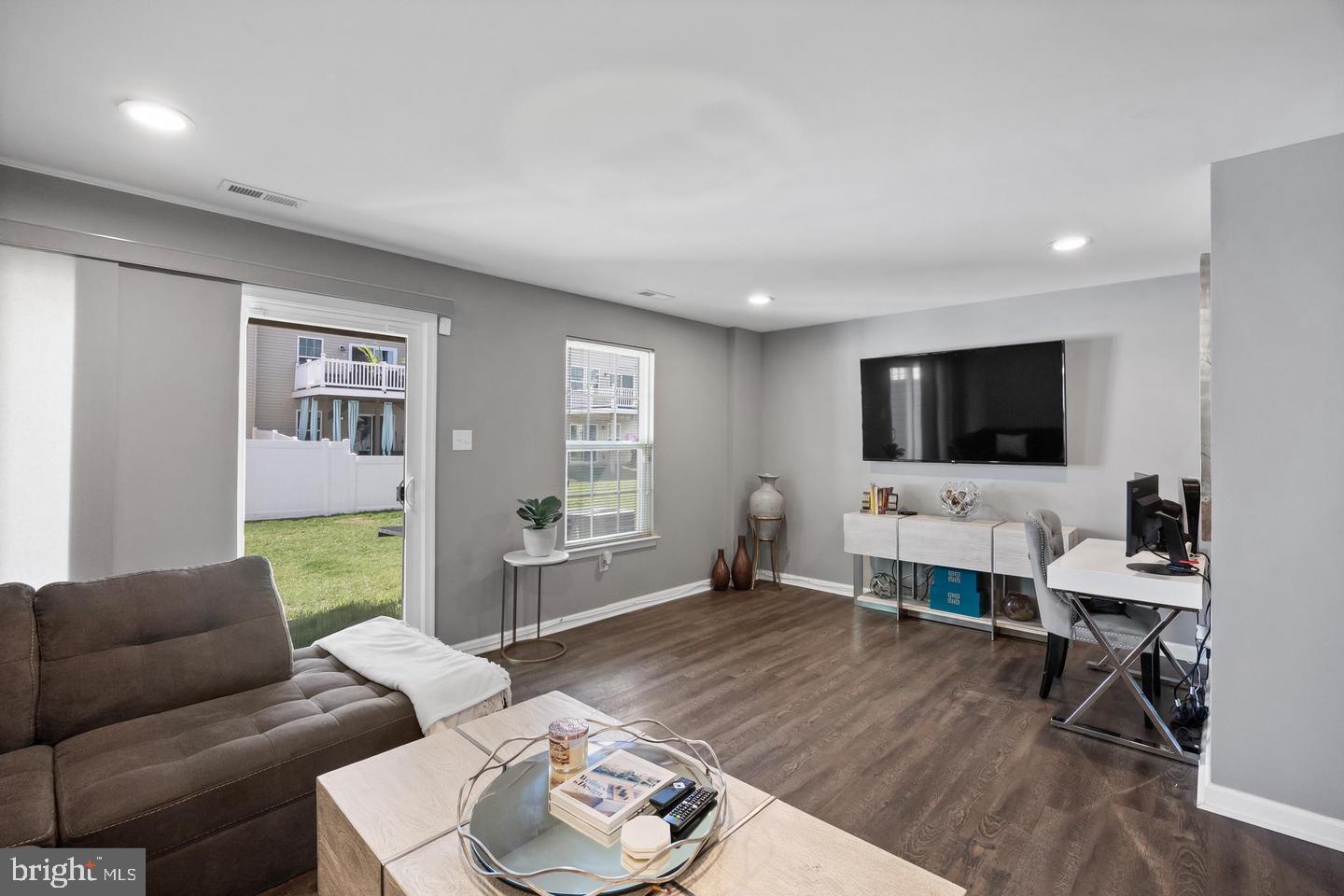 71 VILLAGE GREEN LN
