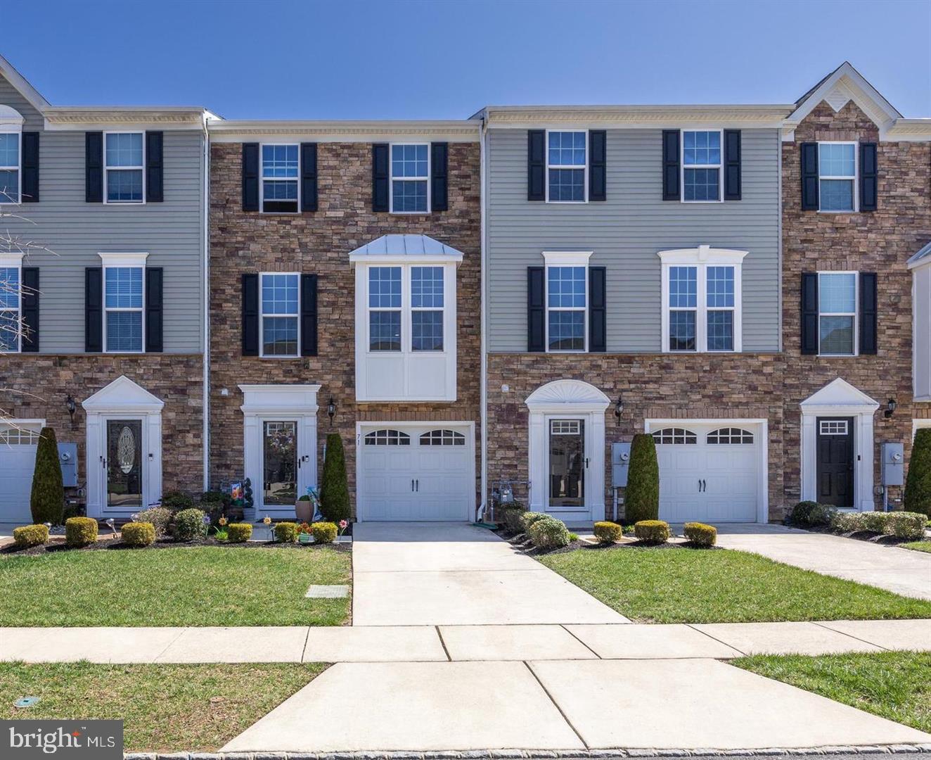 71 VILLAGE GREEN LN