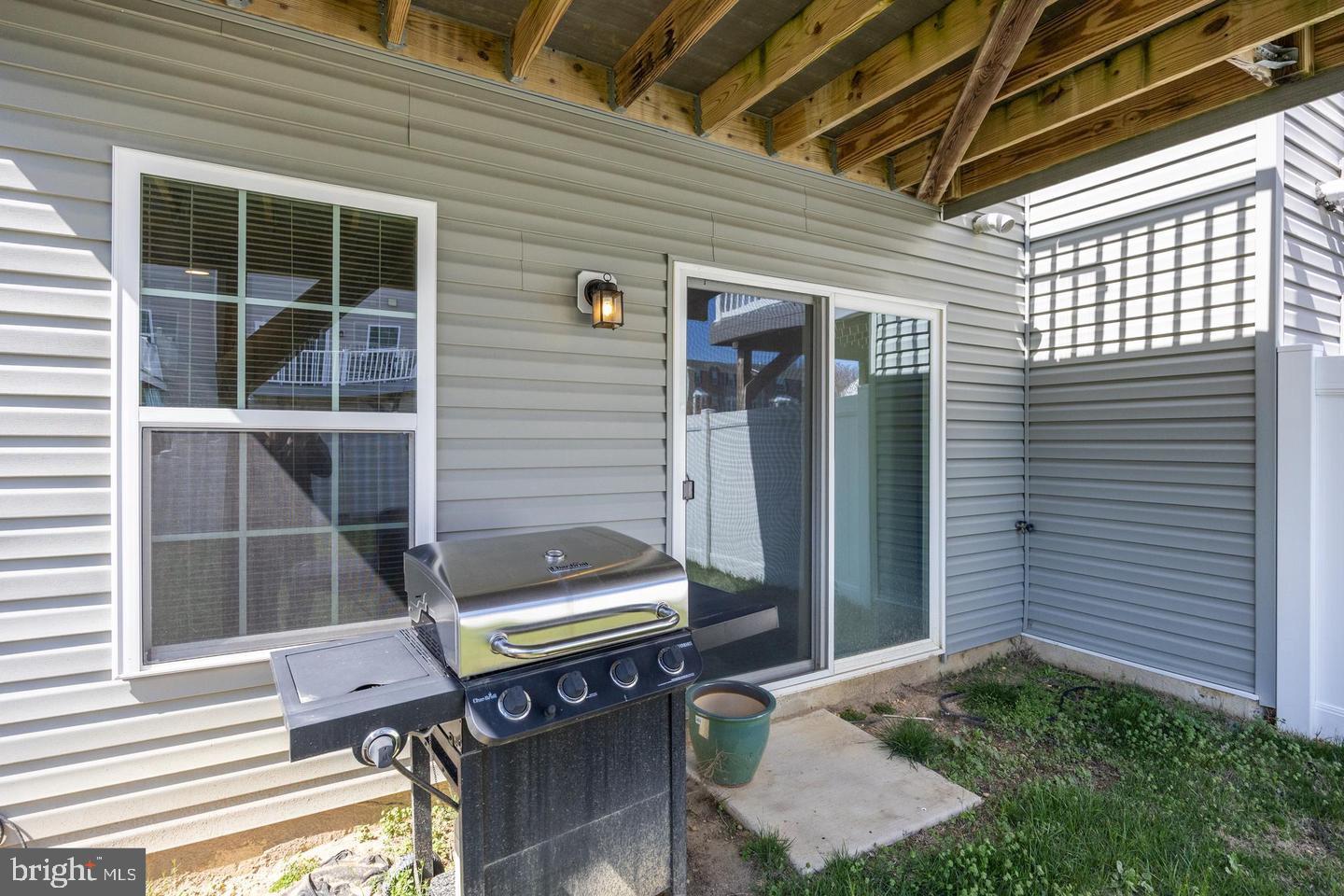 71 VILLAGE GREEN LN