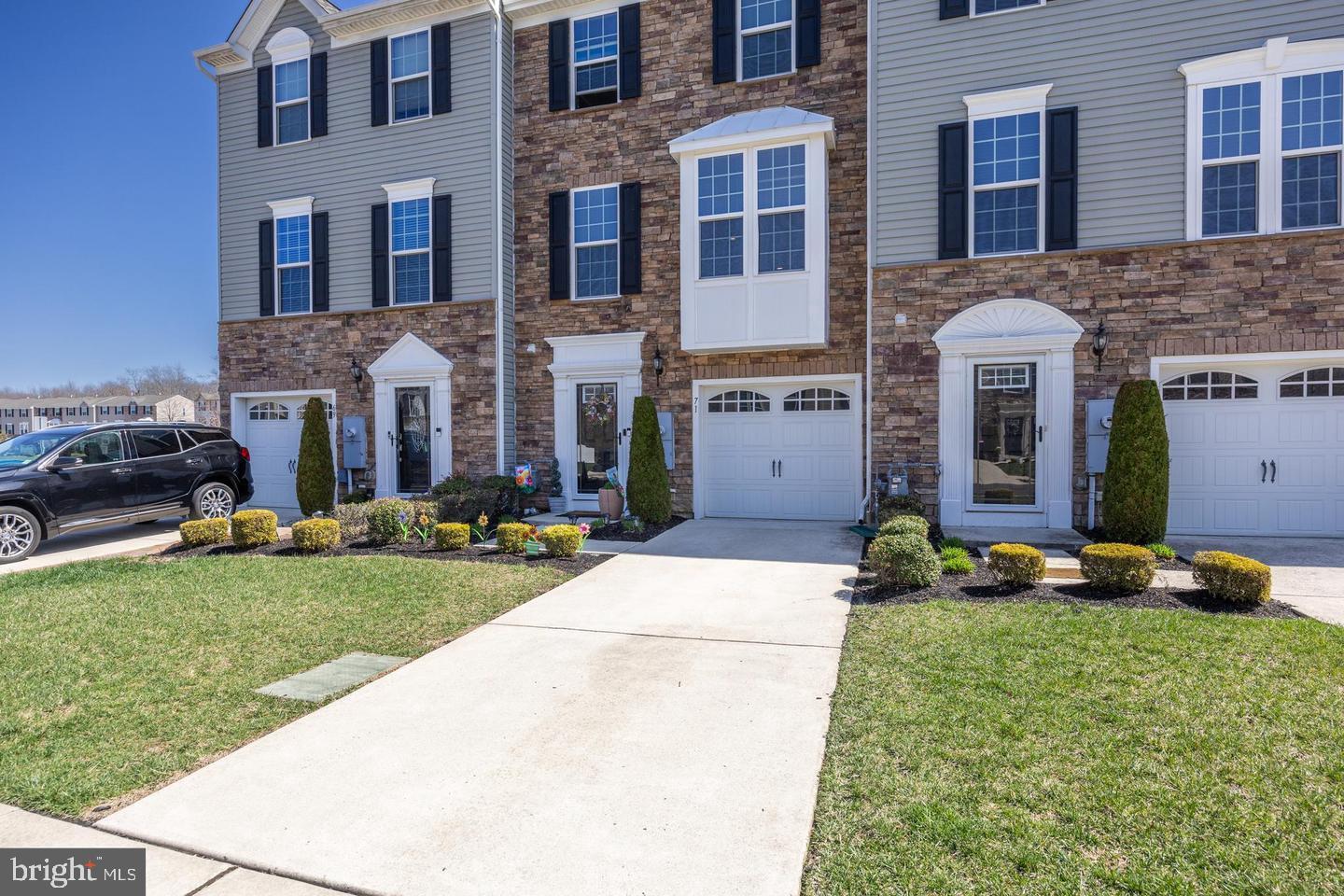 71 VILLAGE GREEN LN
