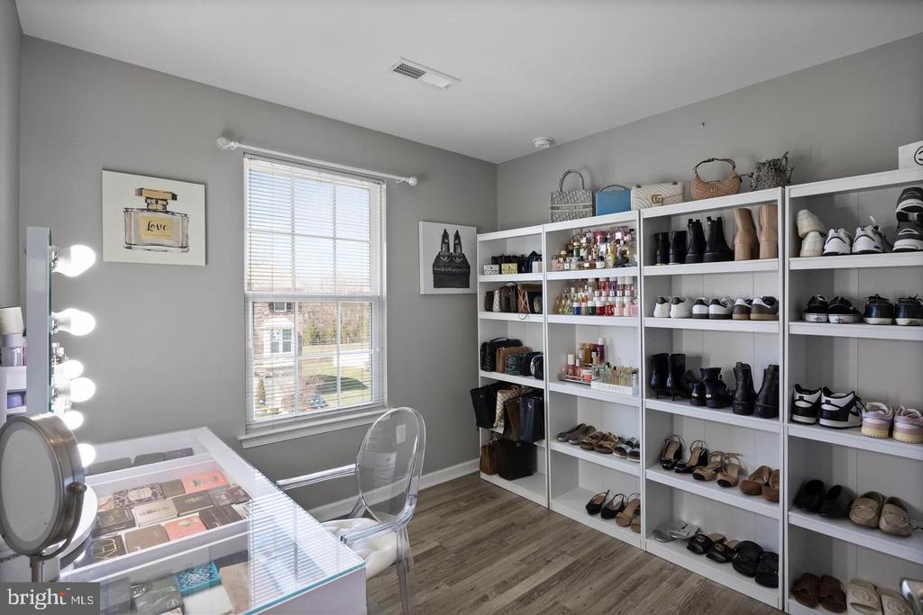 71 VILLAGE GREEN LN