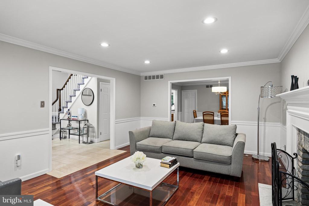 1112 BUTTONWOOD DRIVE
