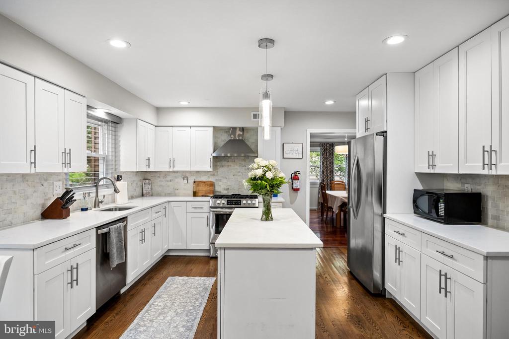 1112 BUTTONWOOD DRIVE