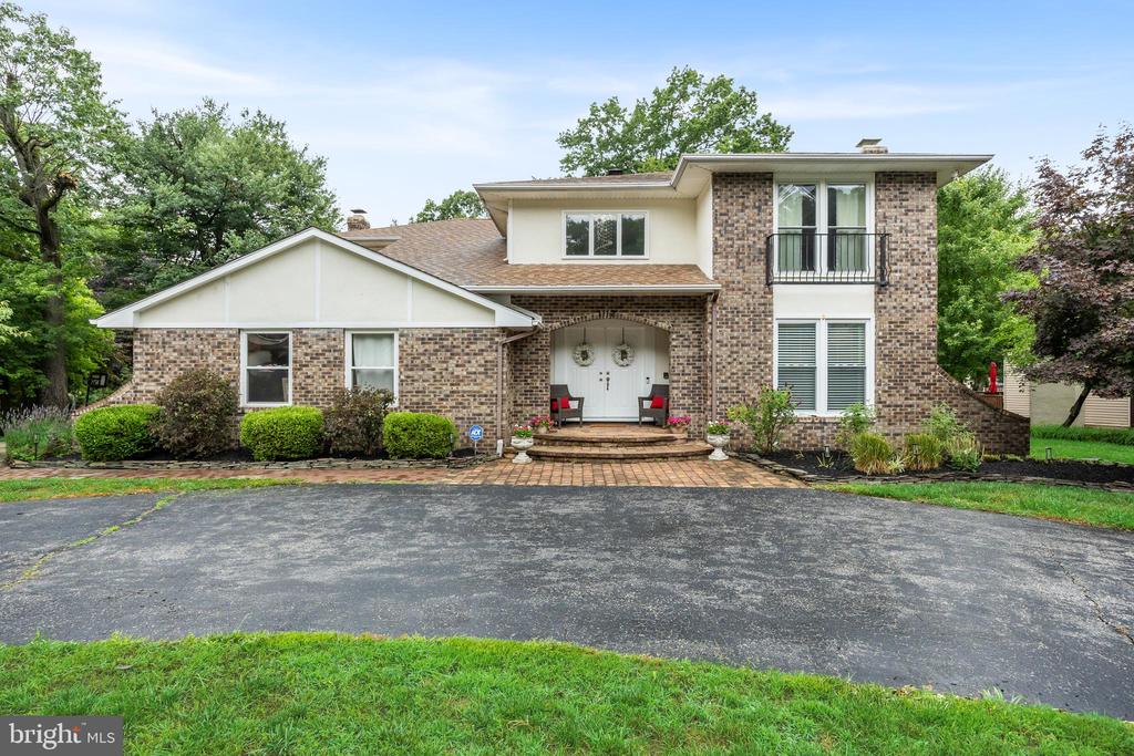 1112 BUTTONWOOD DRIVE