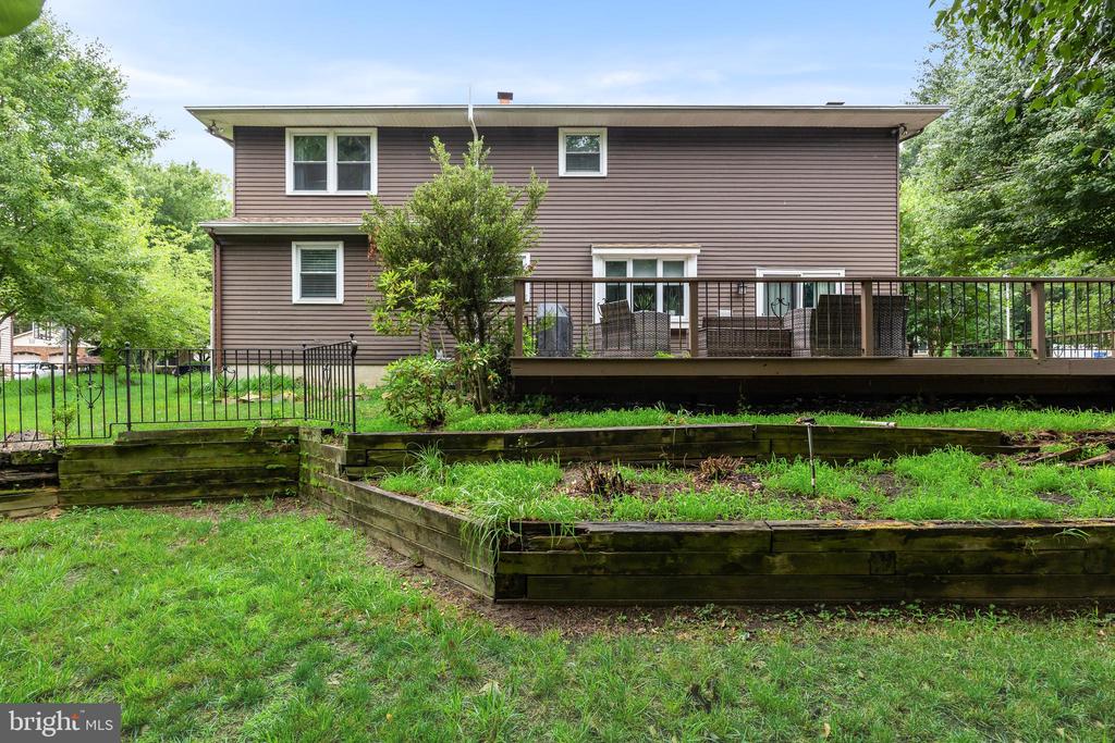 1112 BUTTONWOOD DRIVE