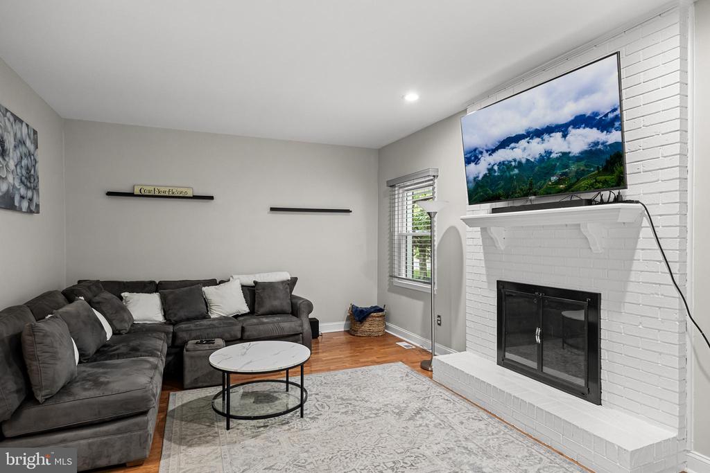 1112 BUTTONWOOD DRIVE