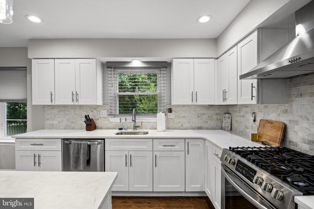 1112 BUTTONWOOD DRIVE