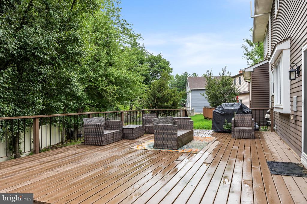 1112 BUTTONWOOD DRIVE