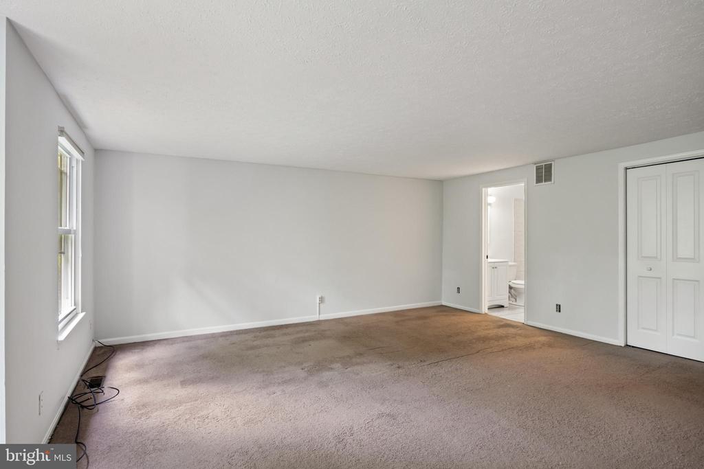 2504 GREENWOOD DRIVE