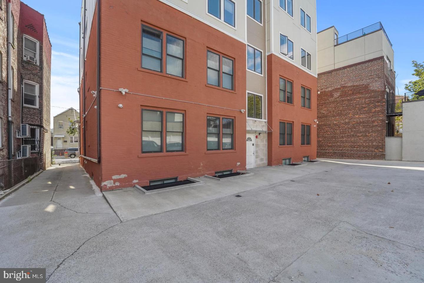 936 Pavonia Ave #3a