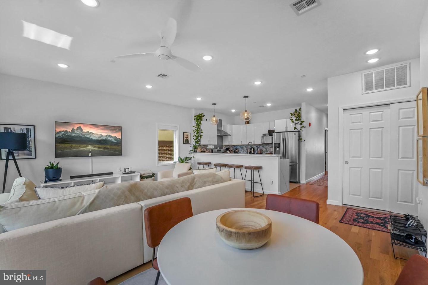 936 Pavonia Ave #3a