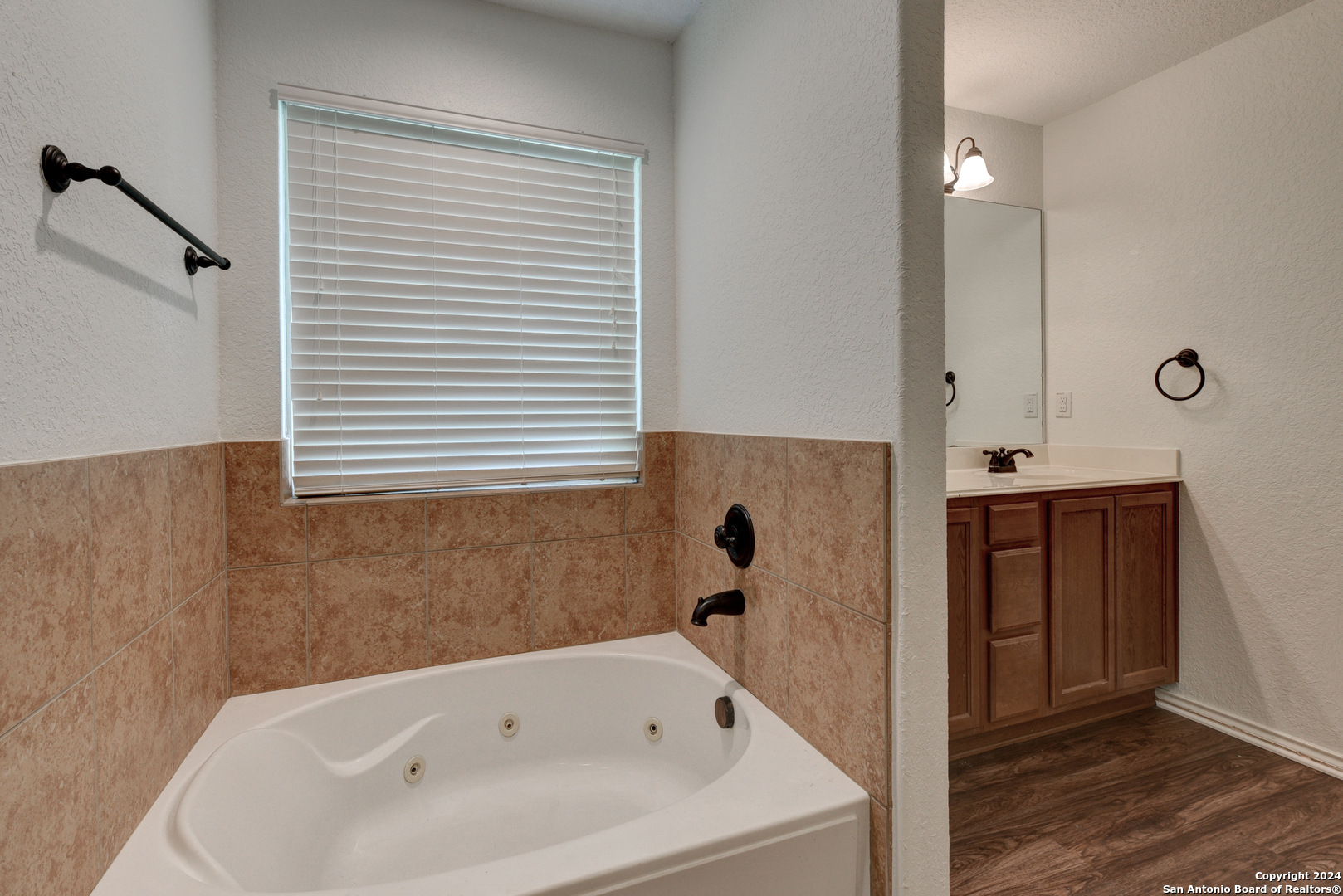 8410 APACHE BEND