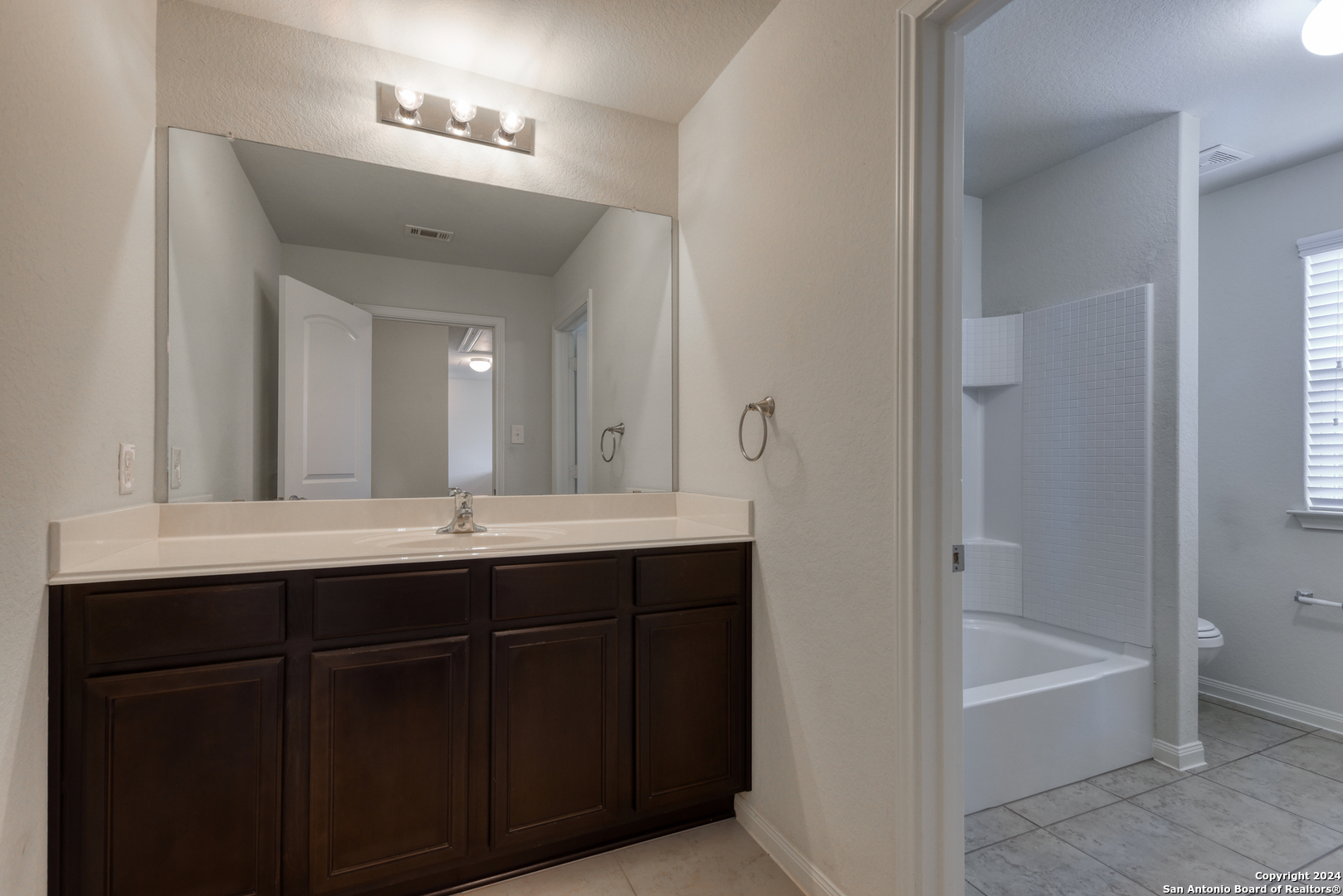 7843 CREEKSHORE CV