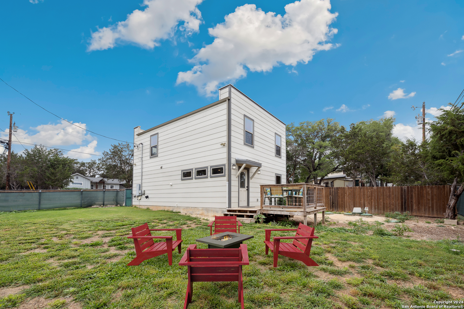 1198 GREEN HILL DR