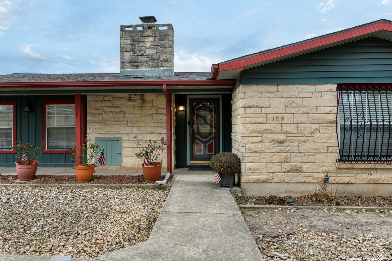 158 E ARROWHEAD DR