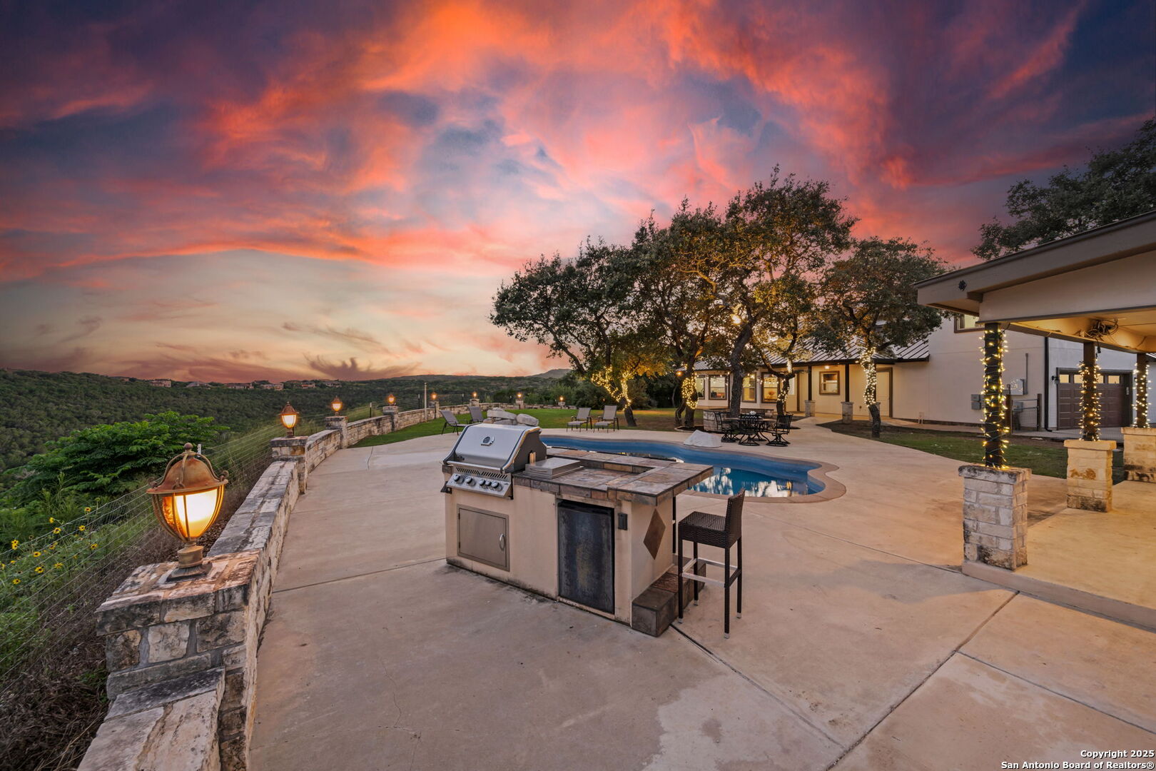 15311 Escarpment Oak