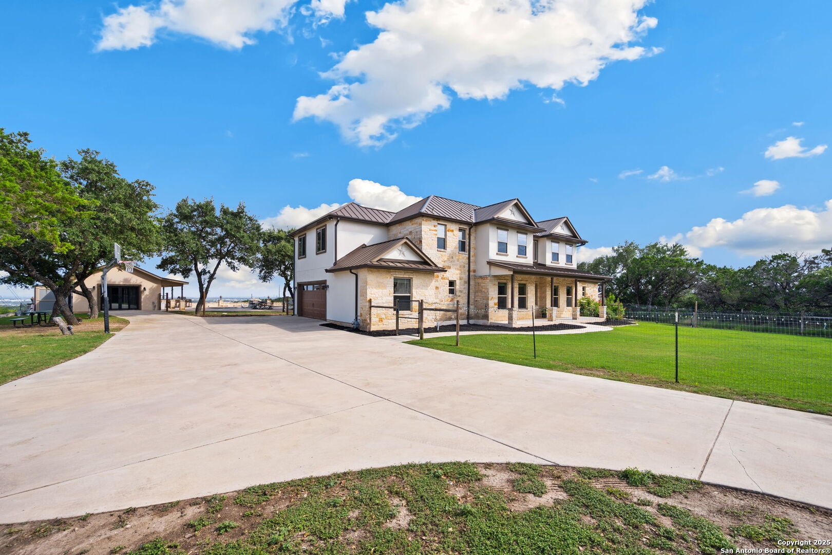 15311 Escarpment Oak