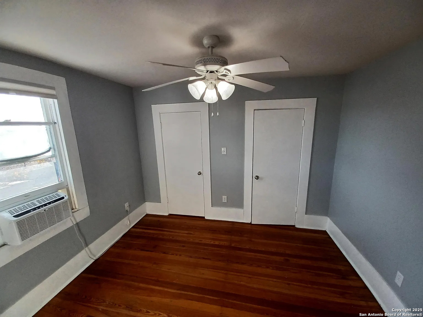 124 W MISTLETOE AVE