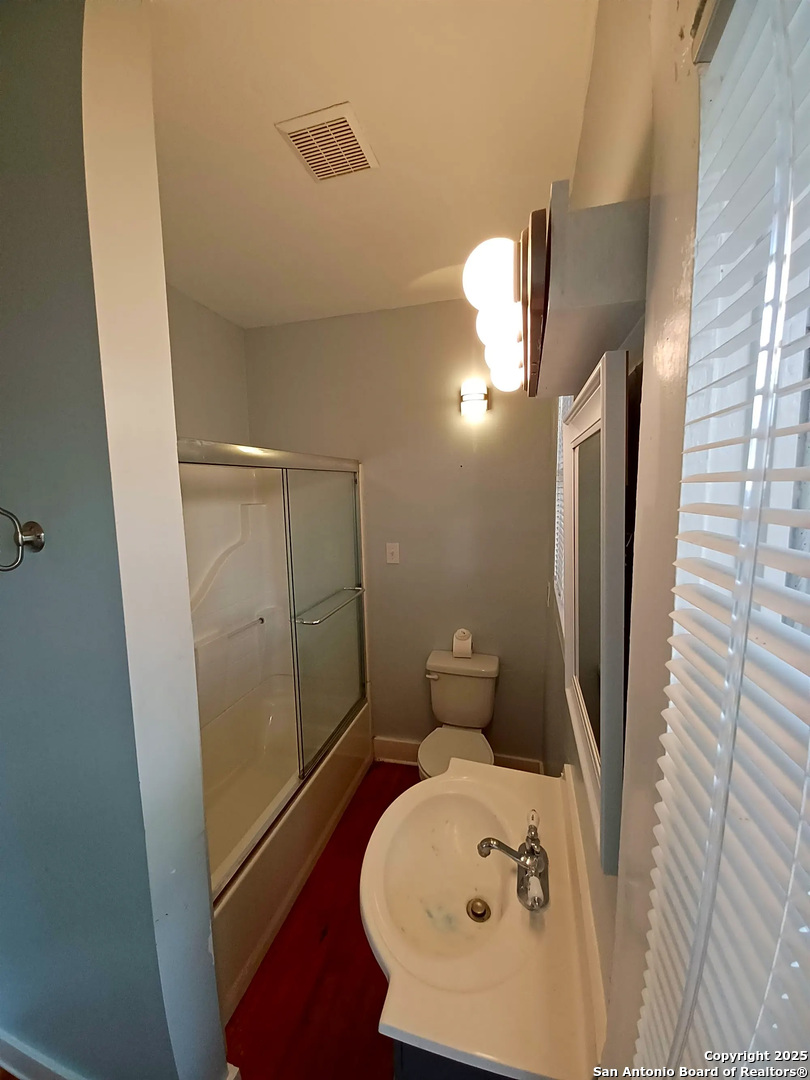 124 W MISTLETOE AVE