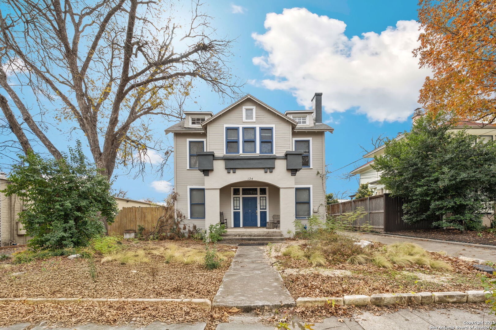 124 W MISTLETOE AVE