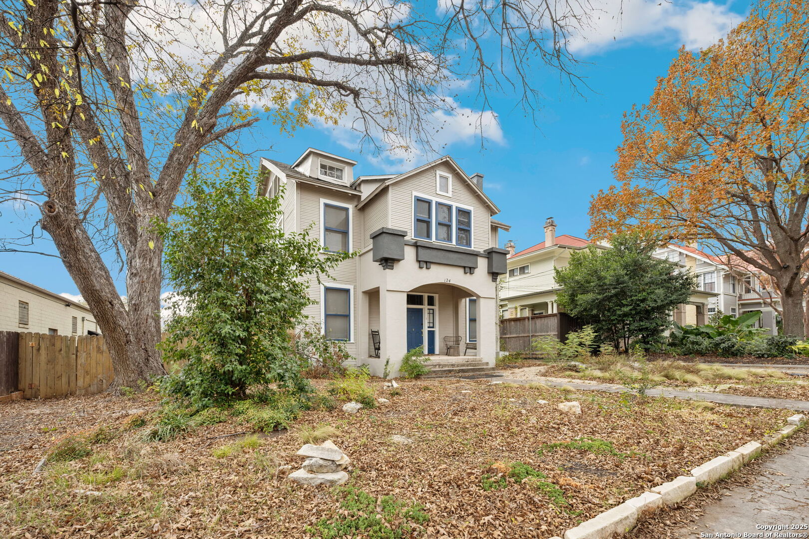 124 W MISTLETOE AVE