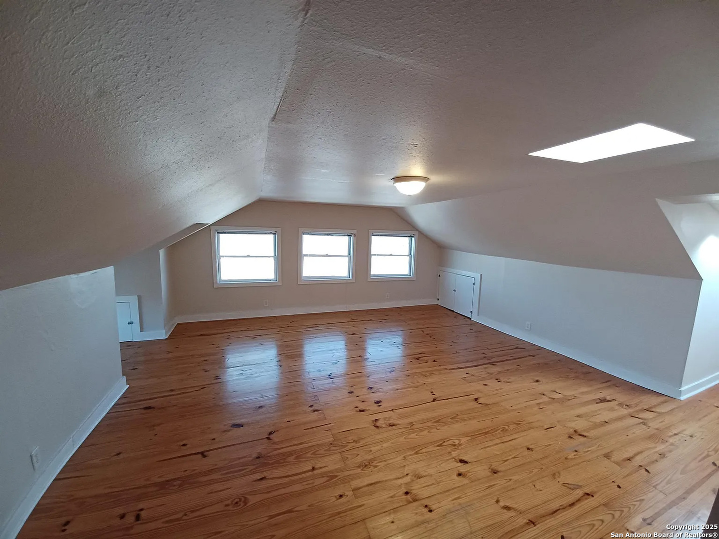 124 W MISTLETOE AVE