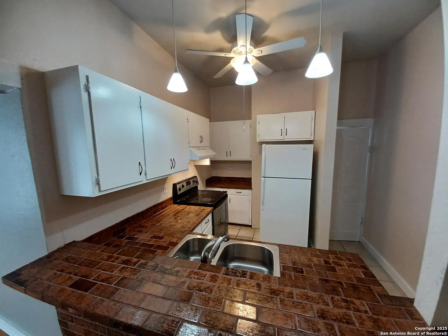 124 W MISTLETOE AVE