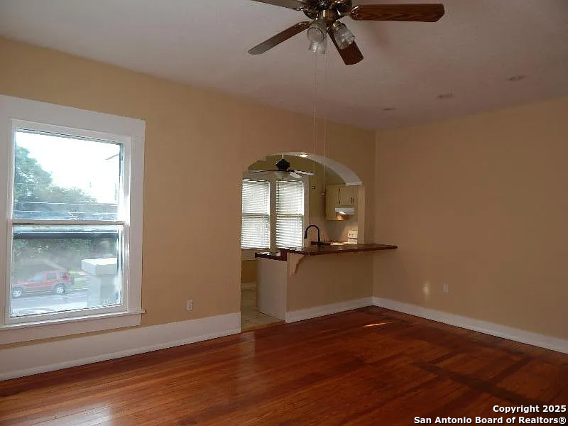 124 W MISTLETOE AVE