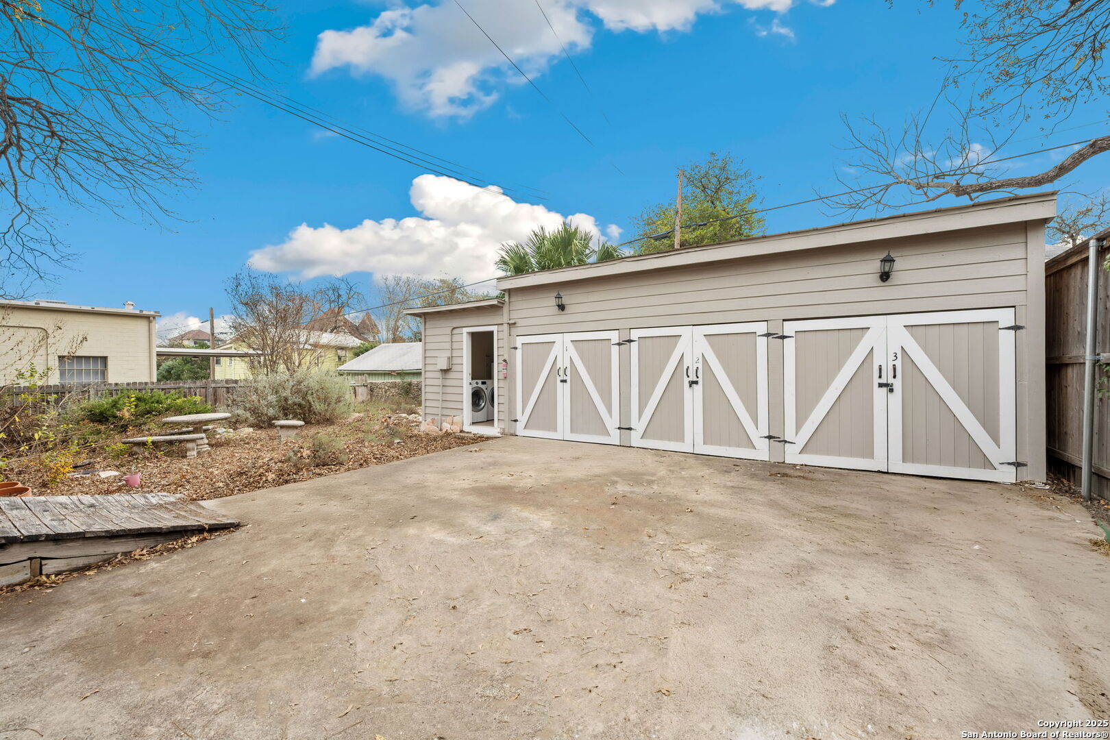 124 W MISTLETOE AVE