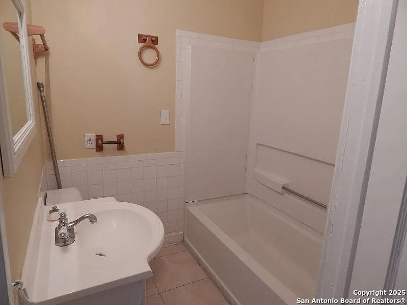 124 W MISTLETOE AVE