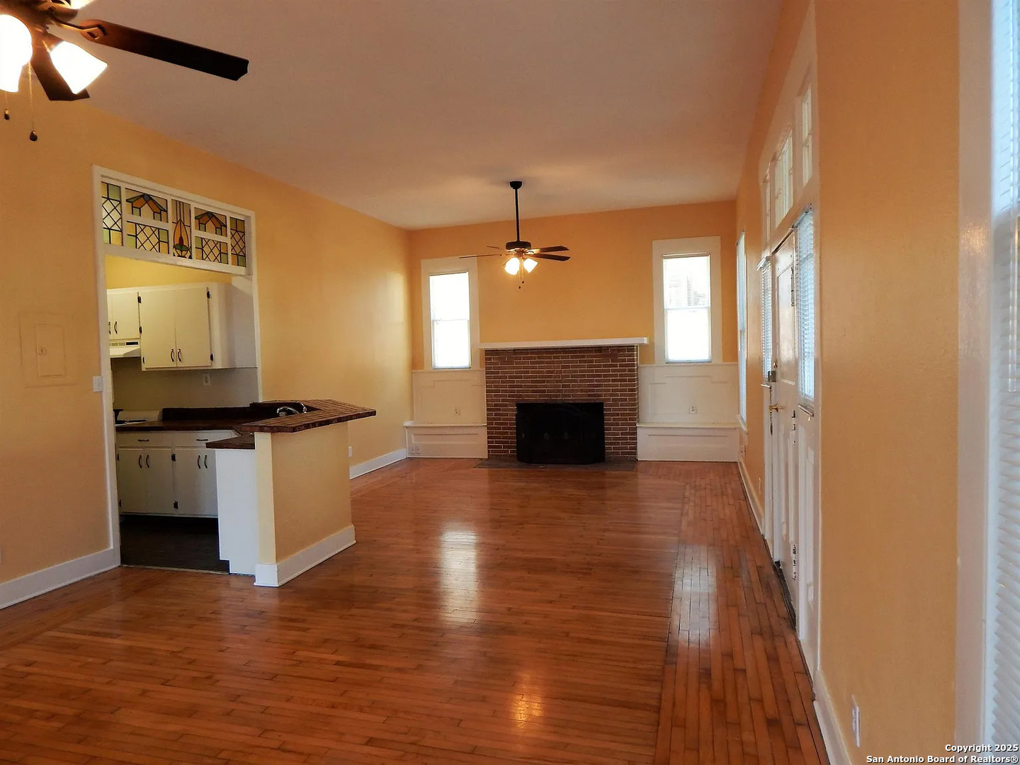 124 W MISTLETOE AVE