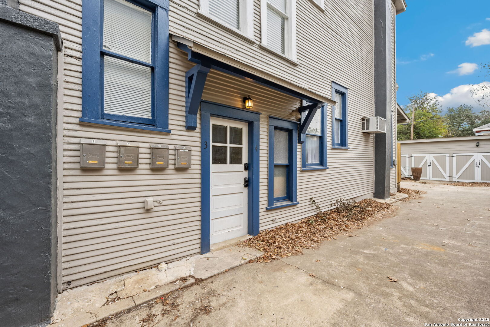 124 W MISTLETOE AVE