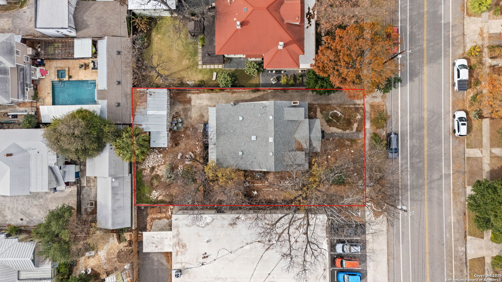 124 W MISTLETOE AVE