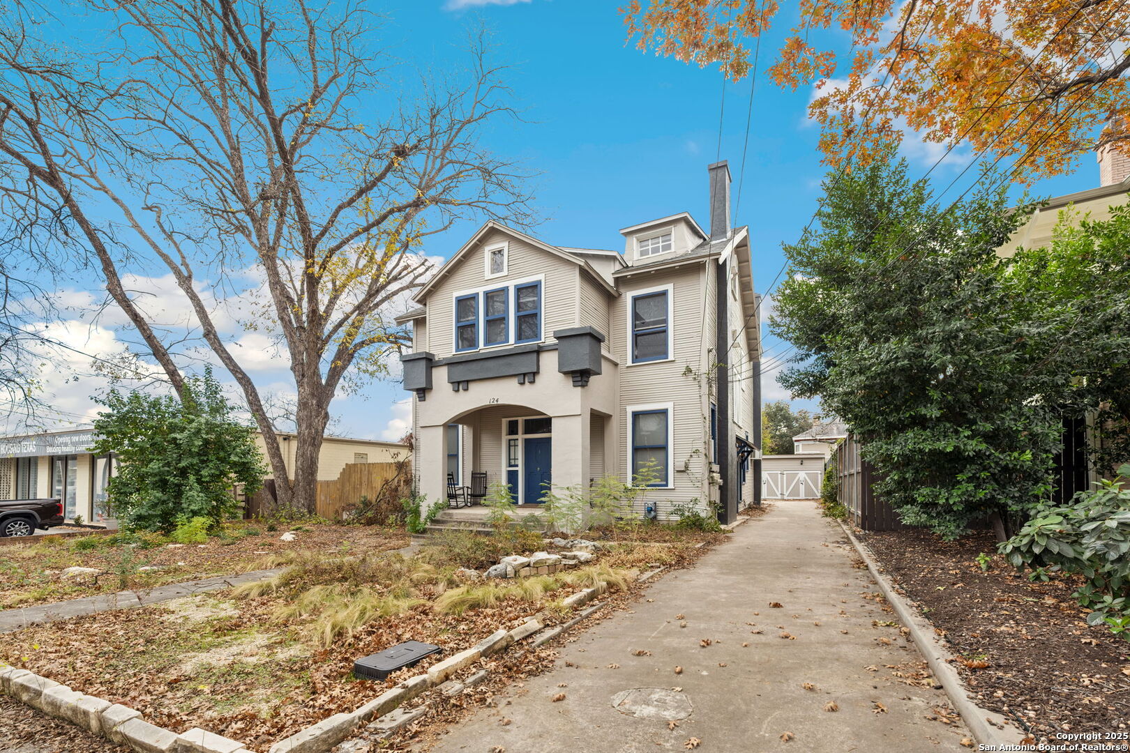 124 W MISTLETOE AVE