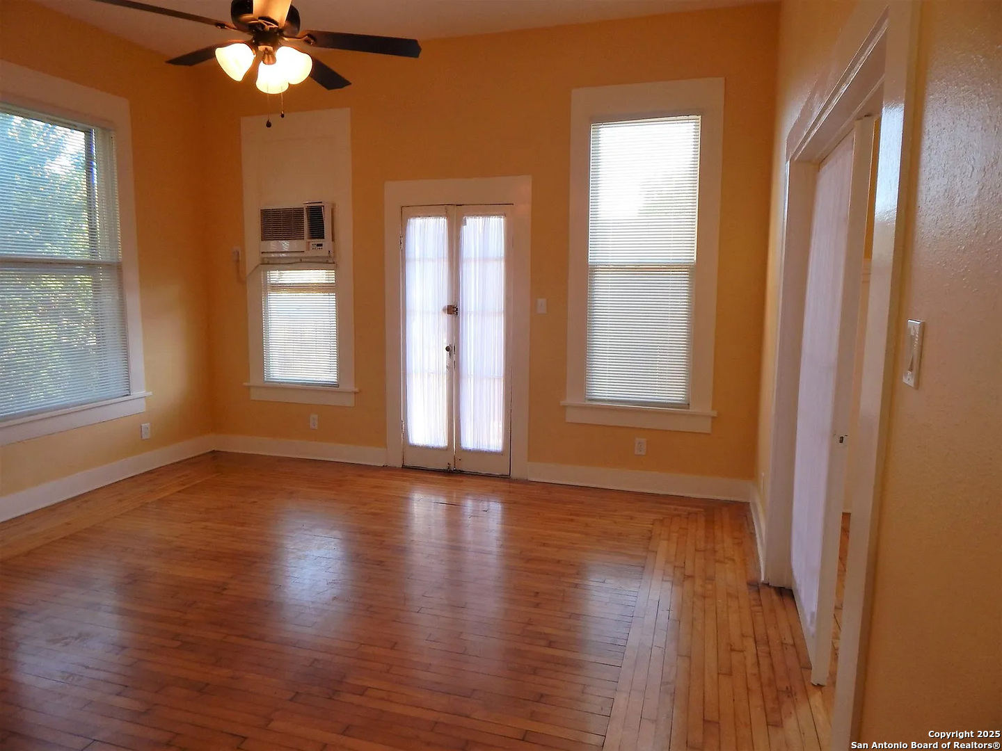 124 W MISTLETOE AVE