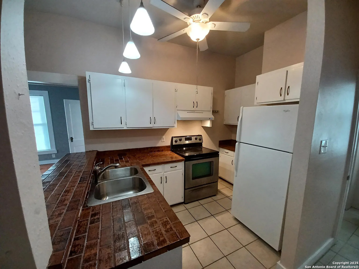 124 W MISTLETOE AVE