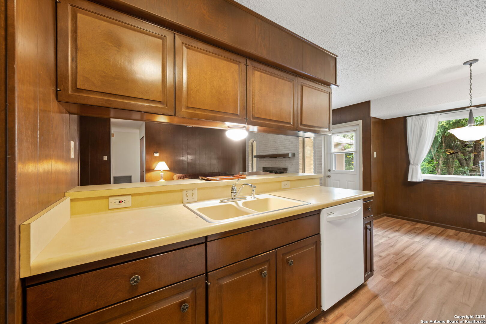10703 Laurel Leaf