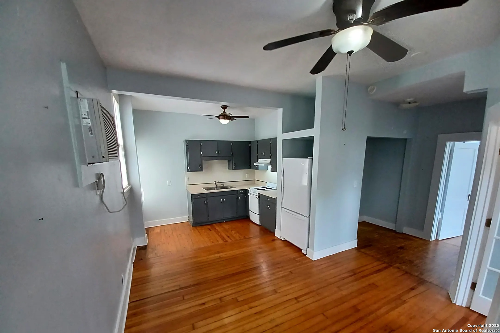 124 W MISTLETOE AVE