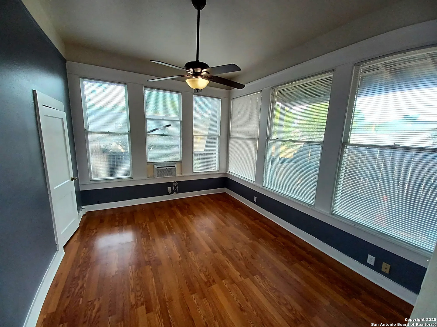 124 W MISTLETOE AVE