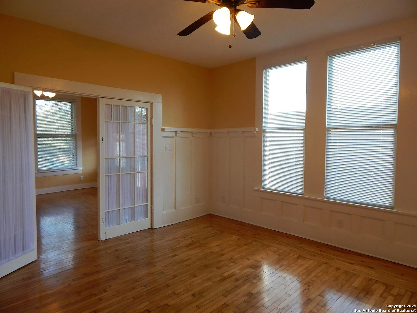 124 W MISTLETOE AVE