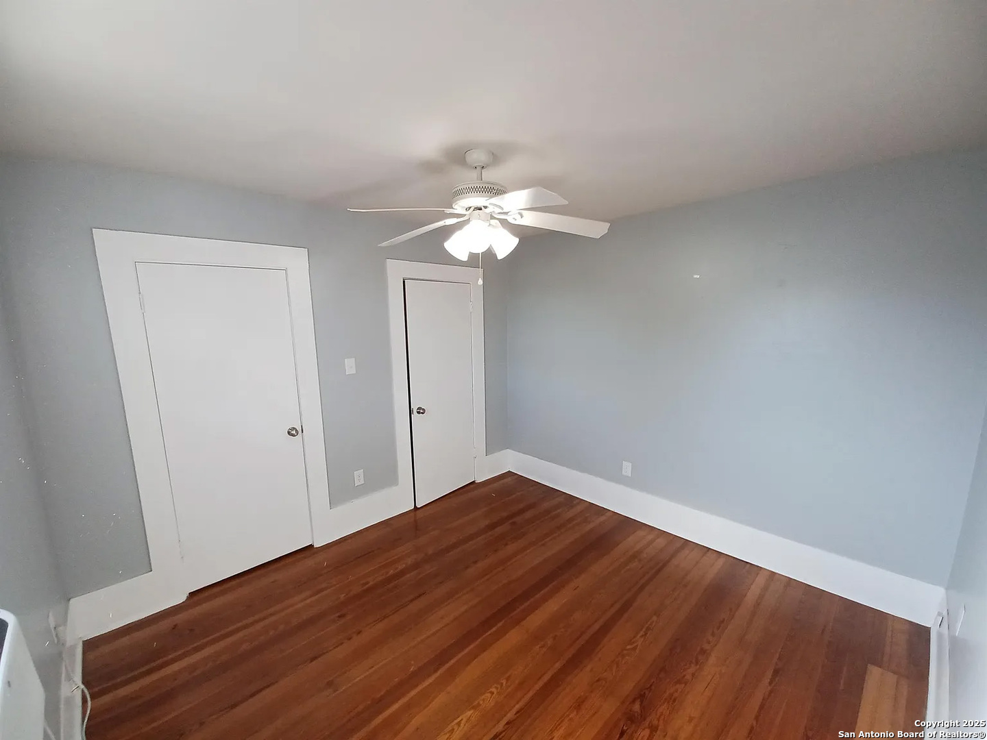 124 W MISTLETOE AVE