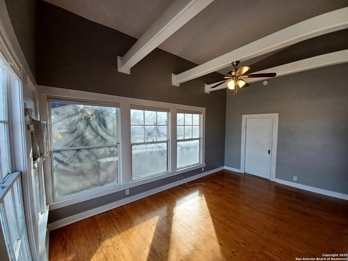 124 W MISTLETOE AVE