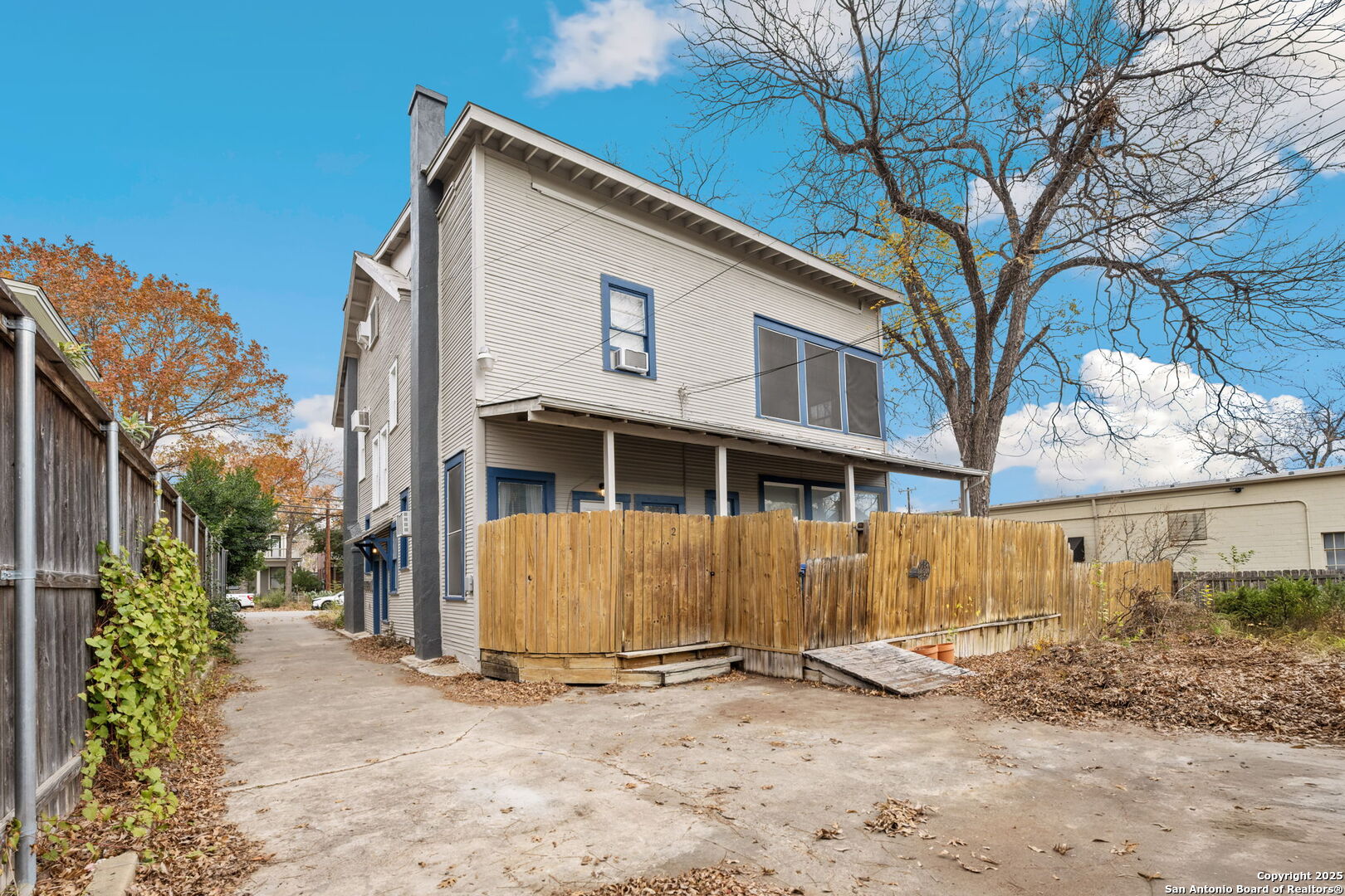 124 W MISTLETOE AVE