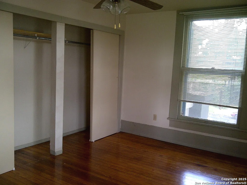 124 W MISTLETOE AVE
