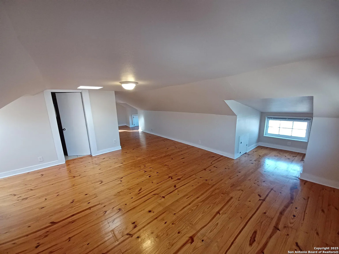 124 W MISTLETOE AVE