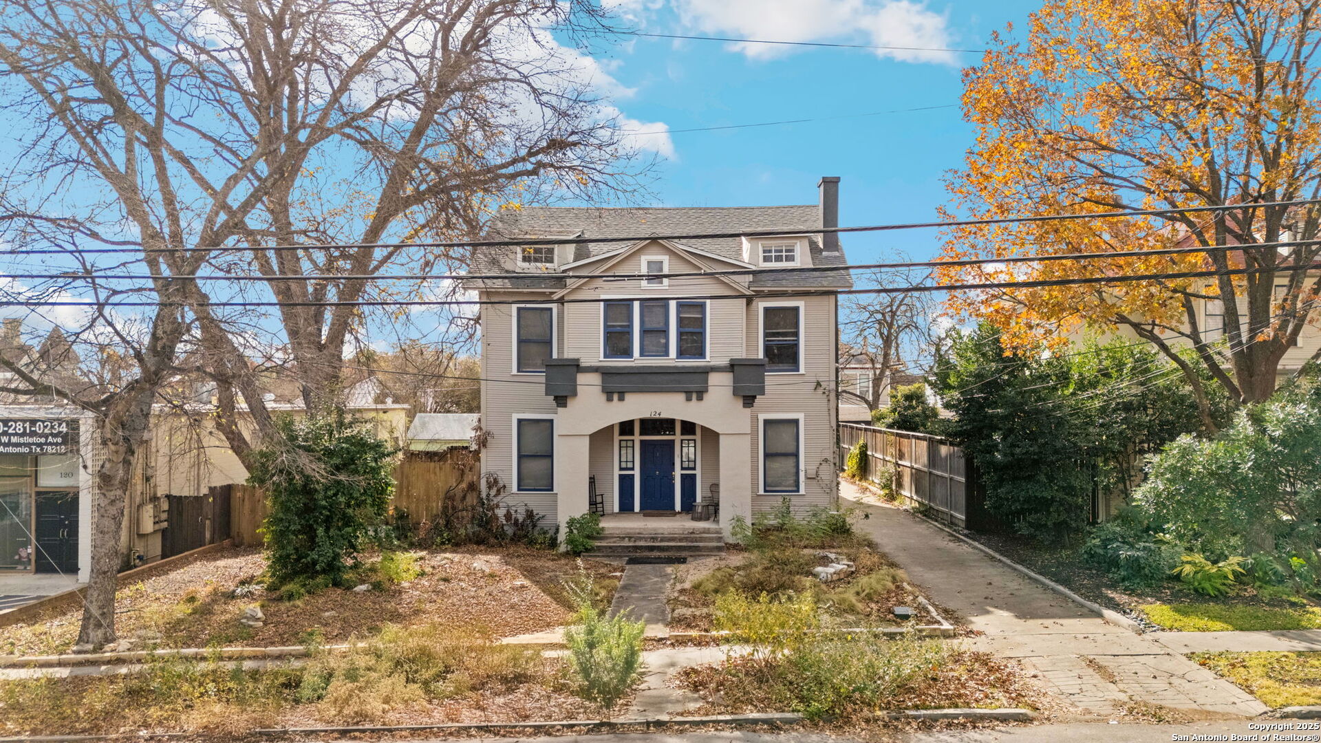 124 W MISTLETOE AVE