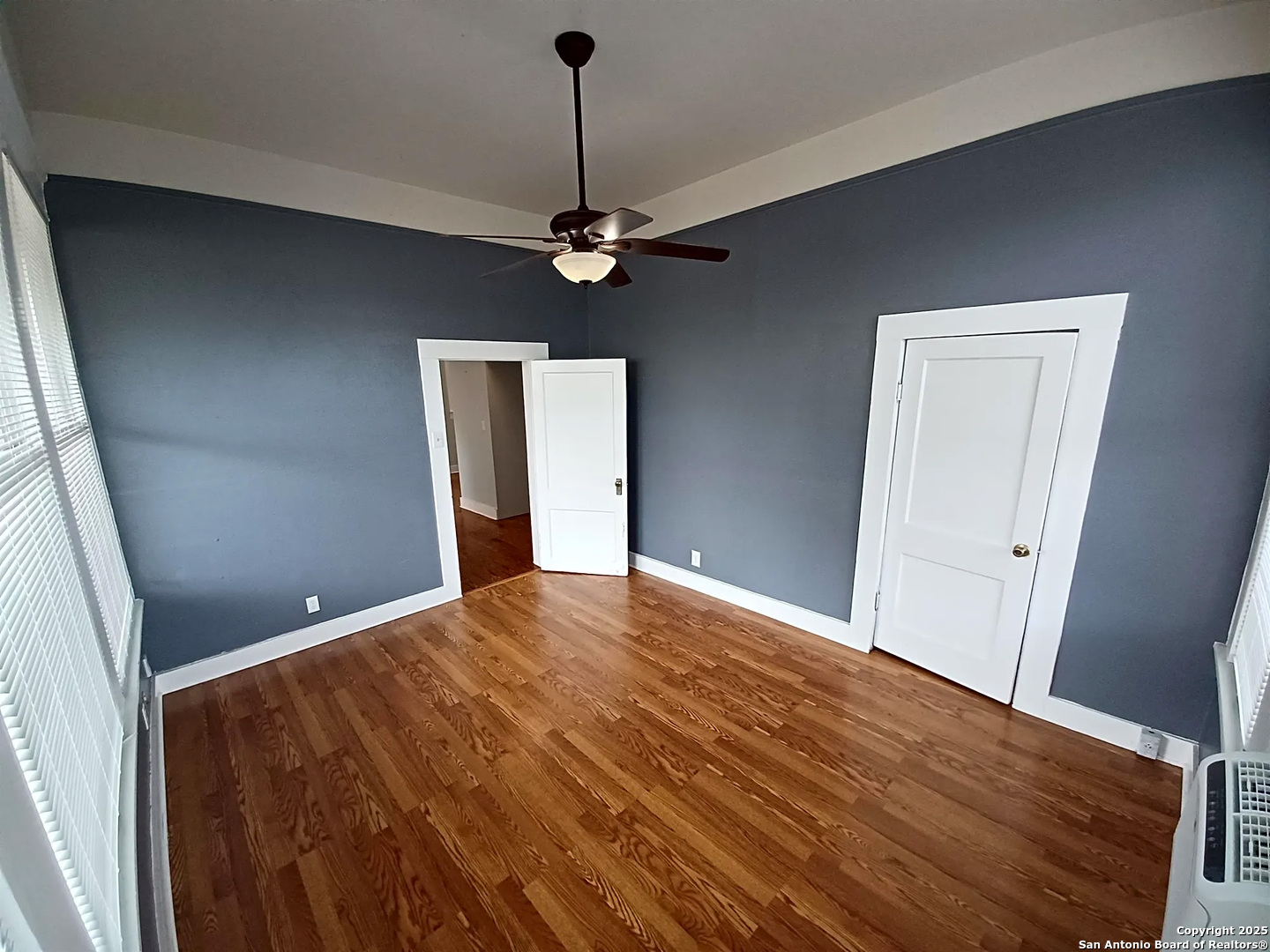 124 W MISTLETOE AVE