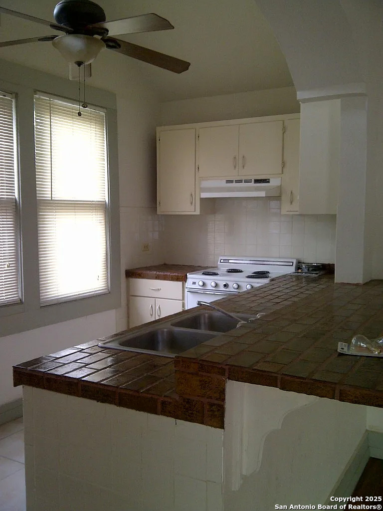 124 W MISTLETOE AVE