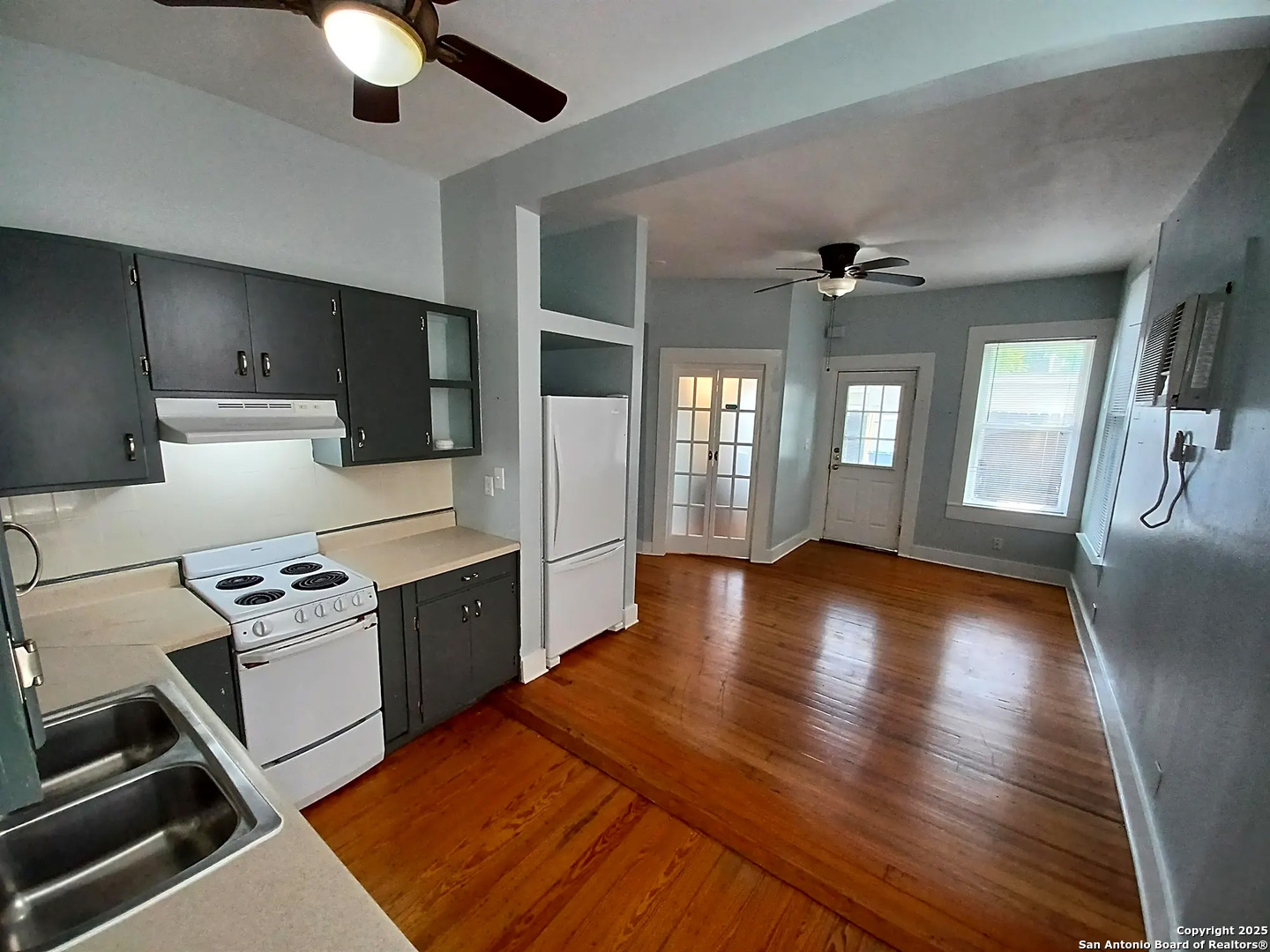 124 W MISTLETOE AVE
